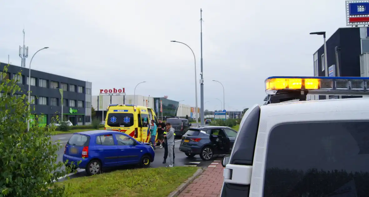 Politie voert blaastest uit na botsing, bestuurder mee met agenten - Foto 5