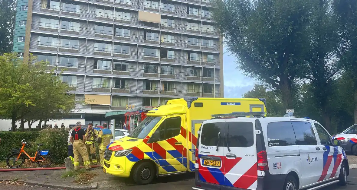 Brand op vierde etage van flatgebouw - Foto 1