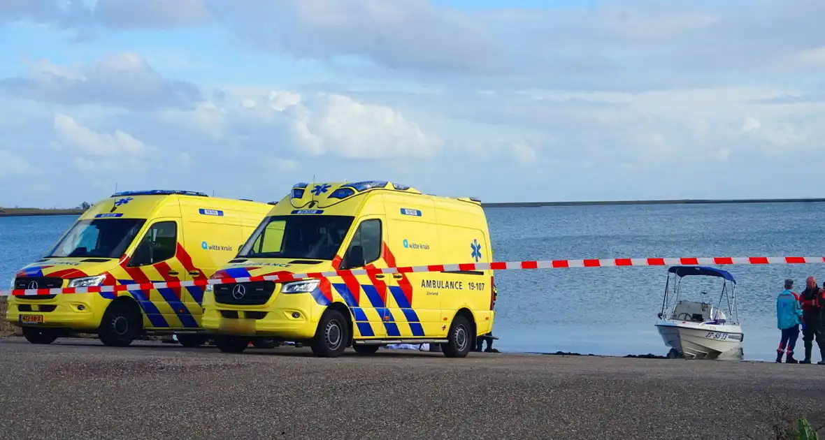 Passerende boot redt drenkeling, maar hulp te laat - Foto 4