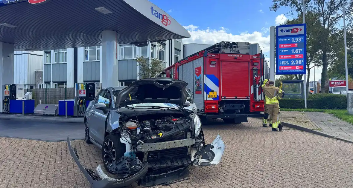 Brand na botsing bij tankstation
