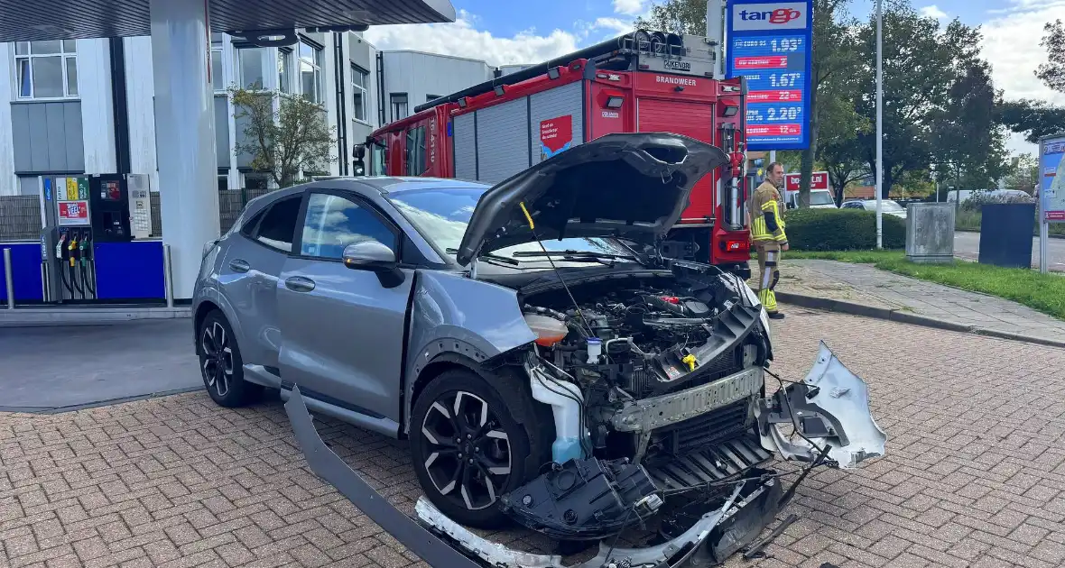Brand na botsing bij tankstation - Foto 1