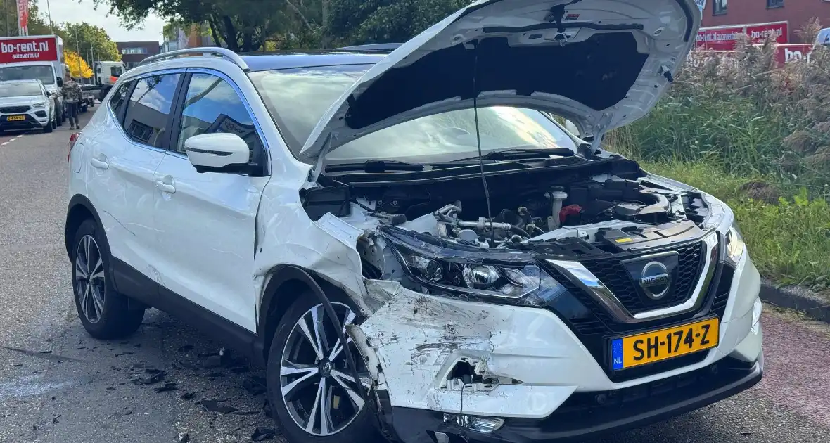 Brand na botsing bij tankstation - Foto 2