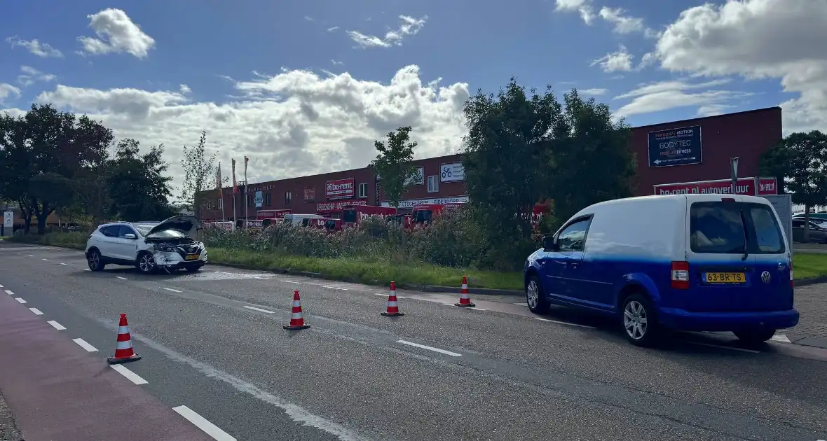 Brand na botsing bij tankstation - Foto 3