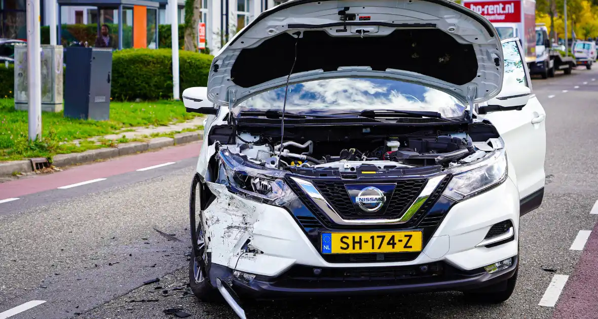 Brand na botsing bij tankstation - Foto 5