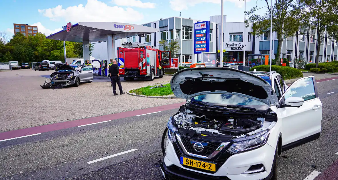 Brand na botsing bij tankstation - Foto 6