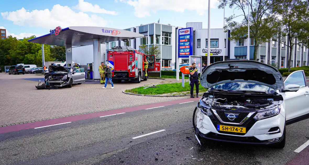 Brand na botsing bij tankstation - Foto 7