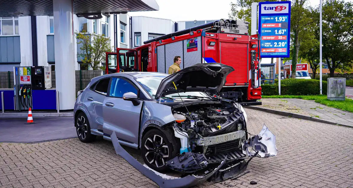Brand na botsing bij tankstation - Foto 8