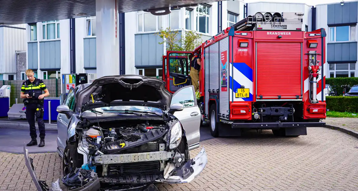 Brand na botsing bij tankstation - Foto 9