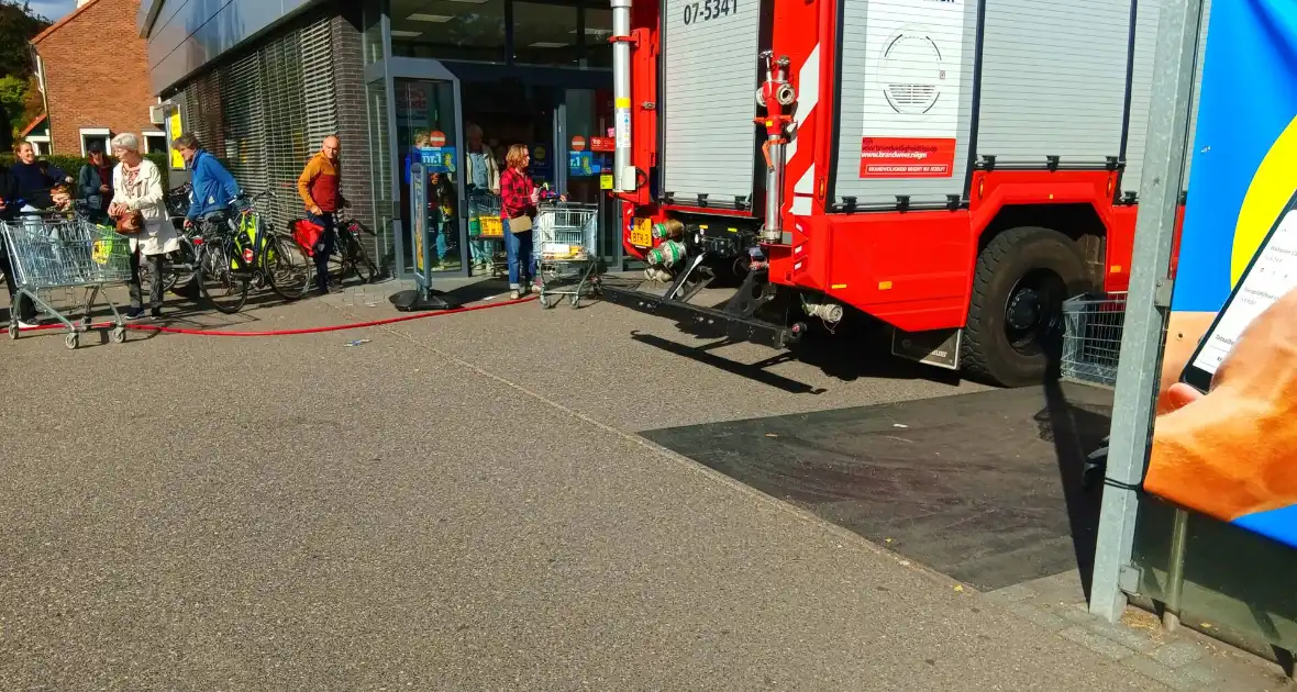 Auto brand geblust door winkelpersoneel