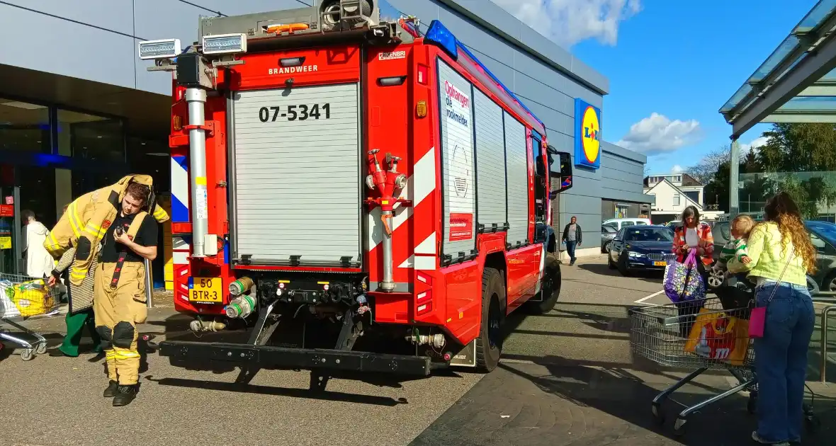 Auto brand geblust door winkelpersoneel - Foto 1