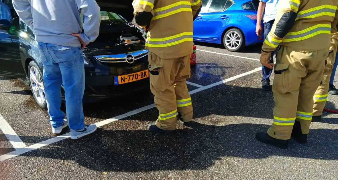 Auto brand geblust door winkelpersoneel - Foto 2