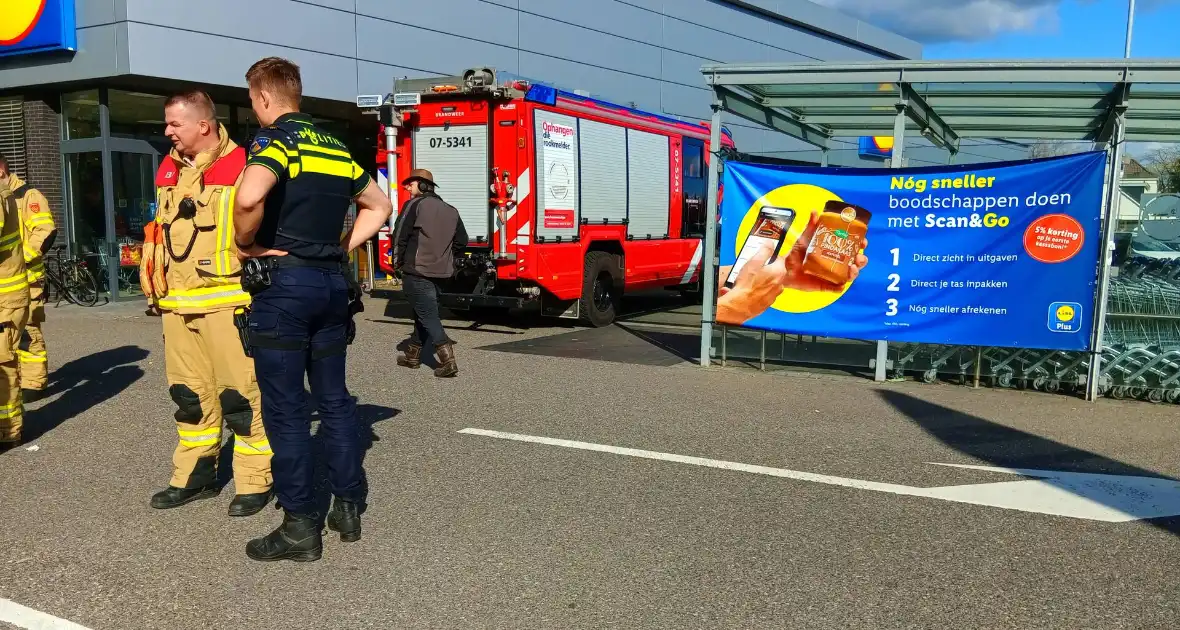 Auto brand geblust door winkelpersoneel - Foto 3
