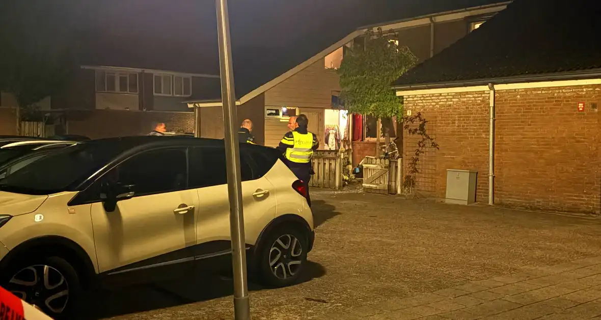 Voordeur vernield bij woningbrand - Foto 1