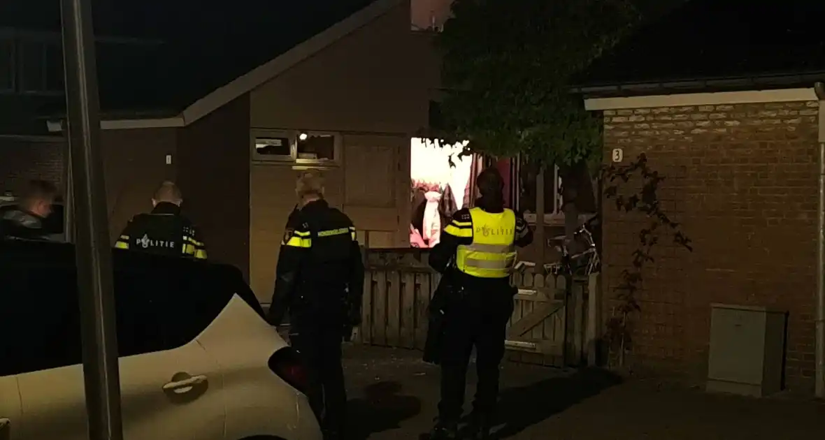 Voordeur vernield bij woningbrand - Foto 2