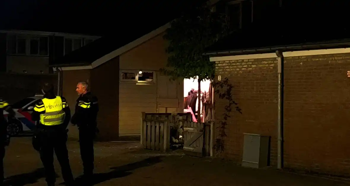 Voordeur vernield bij woningbrand - Foto 3