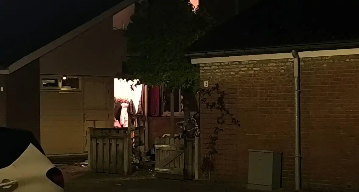 Voordeur vernield bij woningbrand - Foto 5