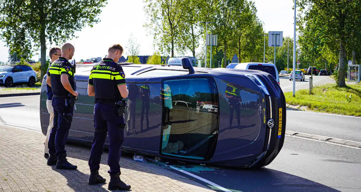 Bestelbus op zijn kant na botsing - Foto 2