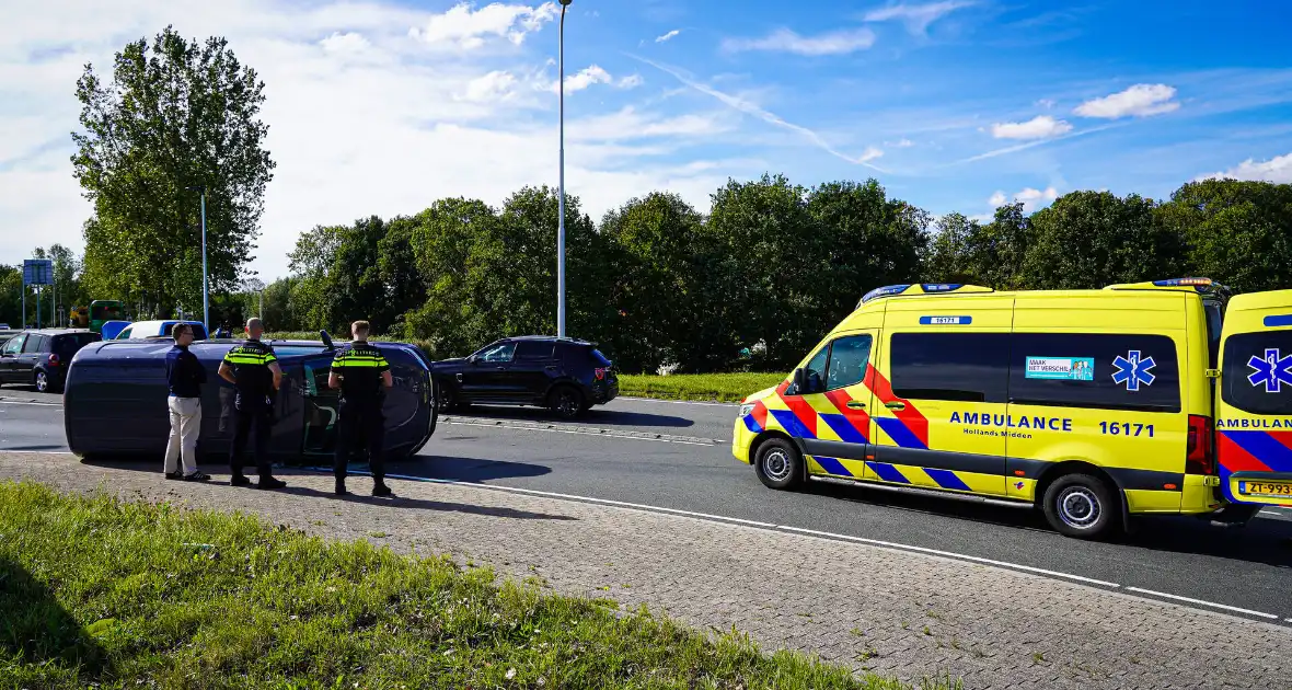 Bestelbus op zijn kant na botsing - Foto 3