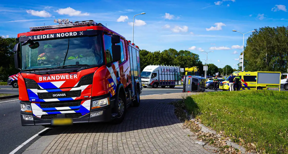 Bestelbus op zijn kant na botsing - Foto 4