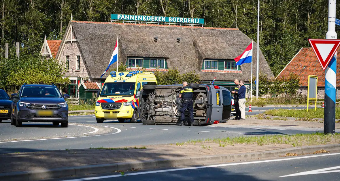 Bestelbus op zijn kant na botsing - Foto 5