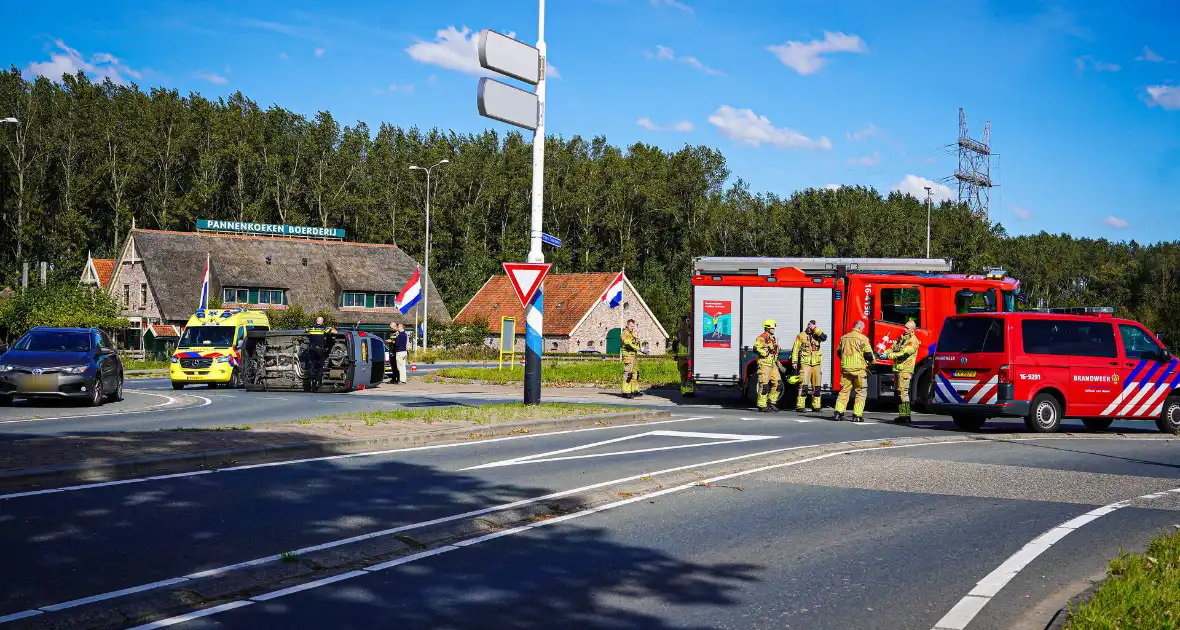 Bestelbus op zijn kant na botsing - Foto 6