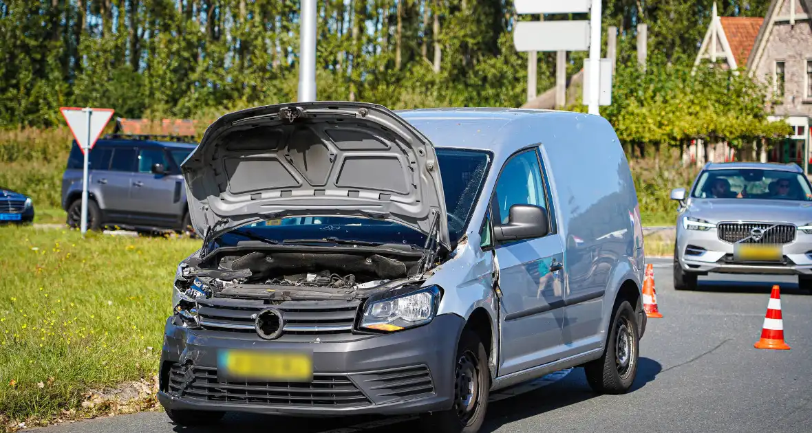 Bestelbus op zijn kant na botsing - Foto 7