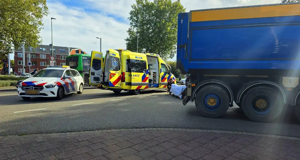 Fietser gewond bij botsing met vrachtwagen