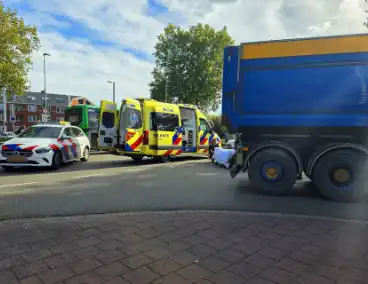 Fietser gewond bij botsing met vrachtwagen