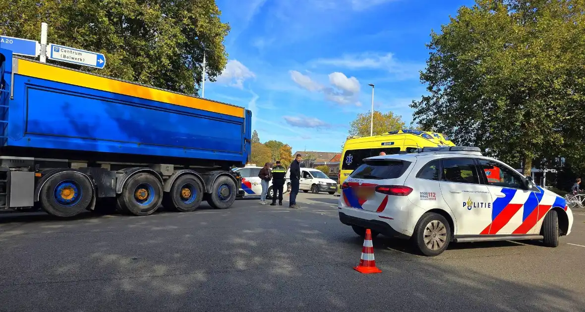Fietser gewond bij botsing met vrachtwagen - Foto 1