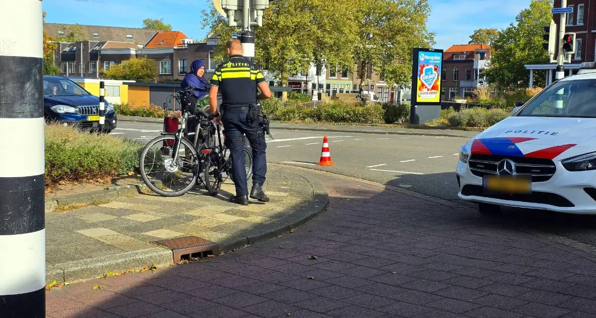 Fietser gewond bij botsing met vrachtwagen - Foto 2