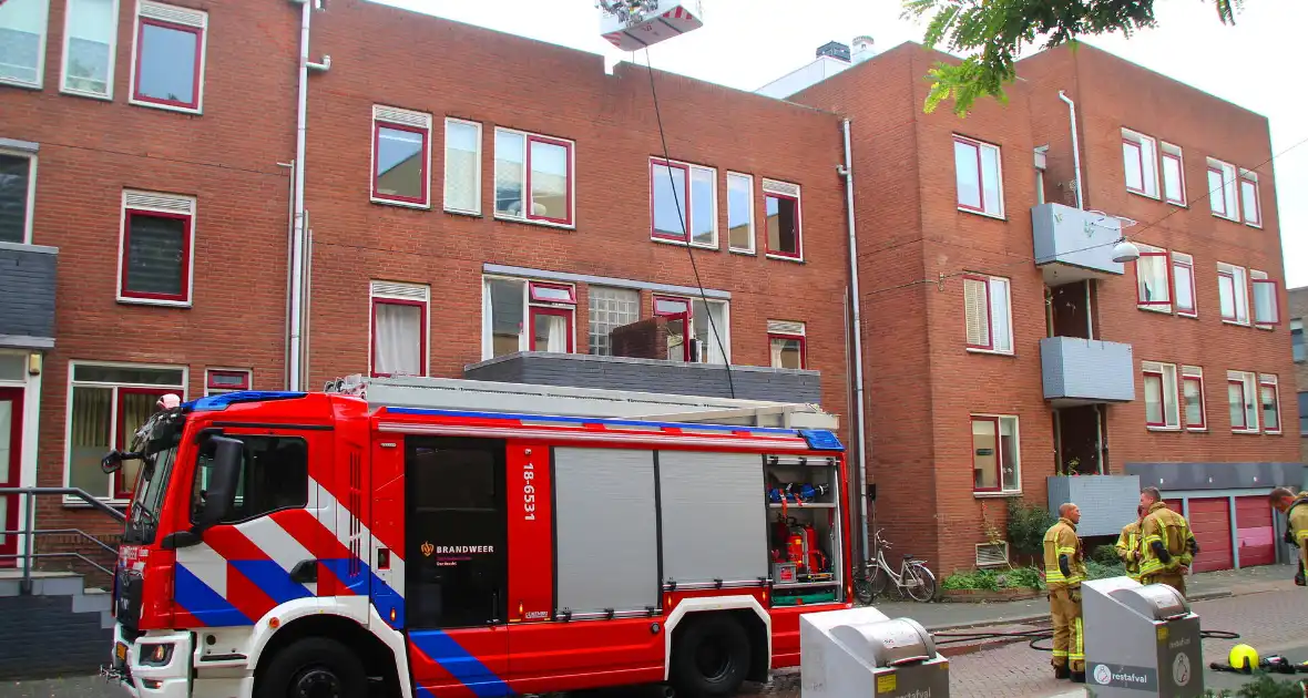 Dakbrand op flatgebouw snel geblust