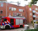 Dakbrand op flatgebouw snel geblust