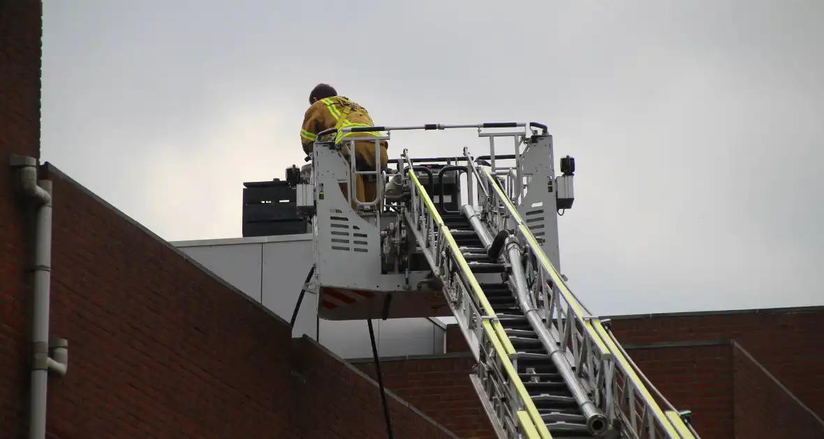 Dakbrand op flatgebouw snel geblust - Foto 1