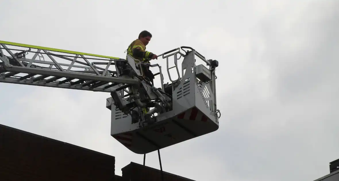 Dakbrand op flatgebouw snel geblust - Foto 2