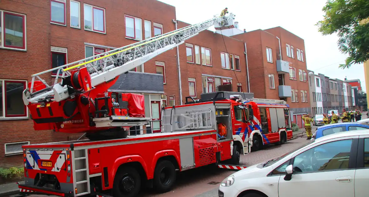 Dakbrand op flatgebouw snel geblust - Foto 4