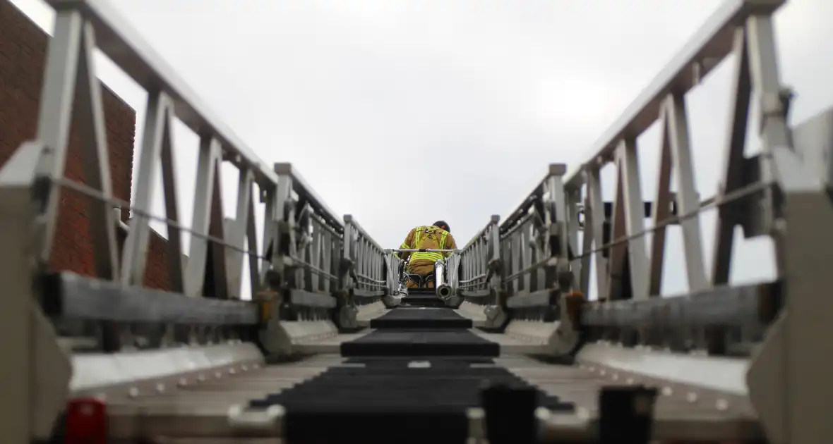 Dakbrand op flatgebouw snel geblust - Foto 5