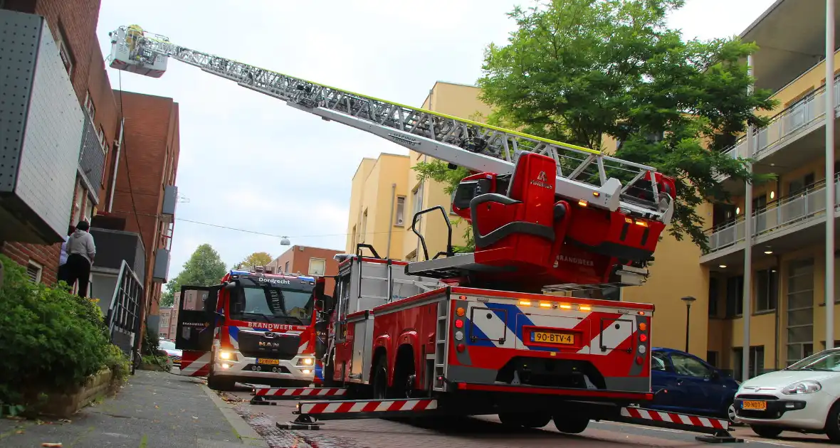 Dakbrand op flatgebouw snel geblust - Foto 7