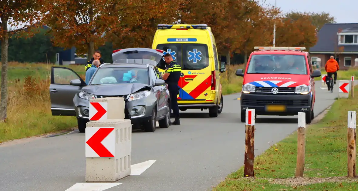 Automobilist klapt op betonnen wegversmalling