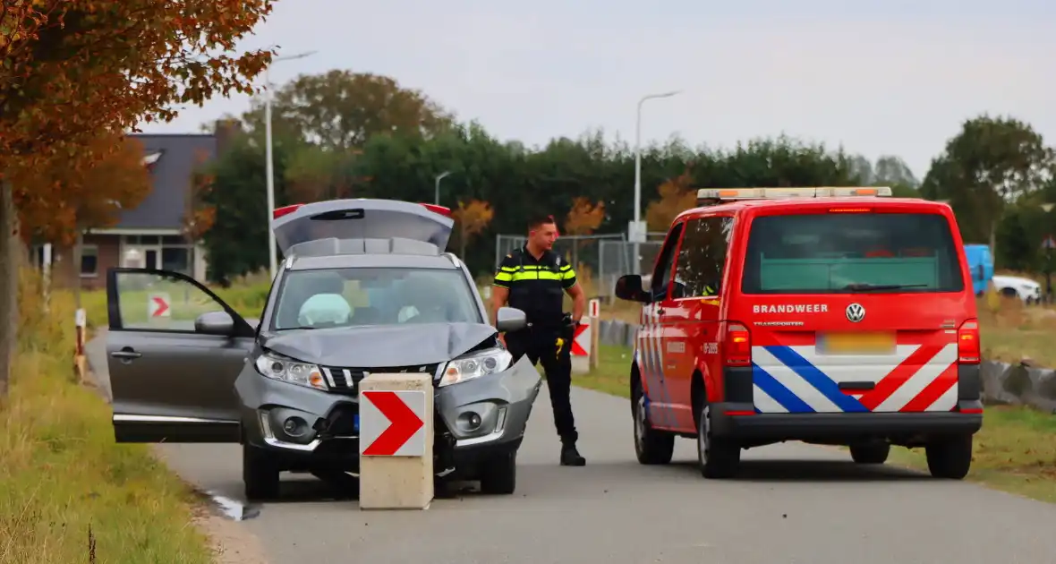Automobilist klapt op betonnen wegversmalling - Foto 1