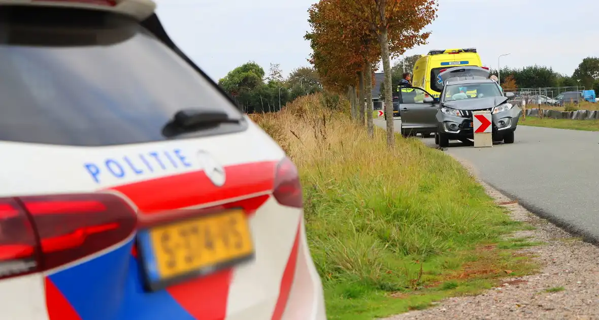Automobilist klapt op betonnen wegversmalling - Foto 2