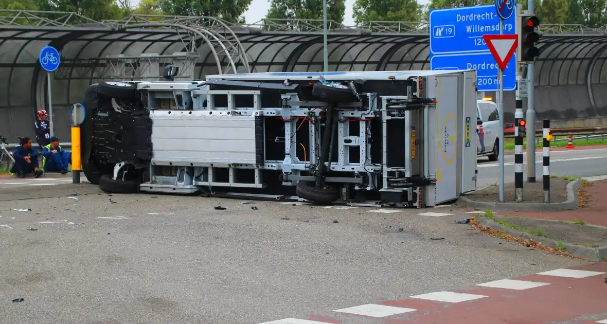 Vrachtwagen ondersteboven na aanrijding met auto