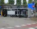 Vrachtwagen ondersteboven na aanrijding met auto