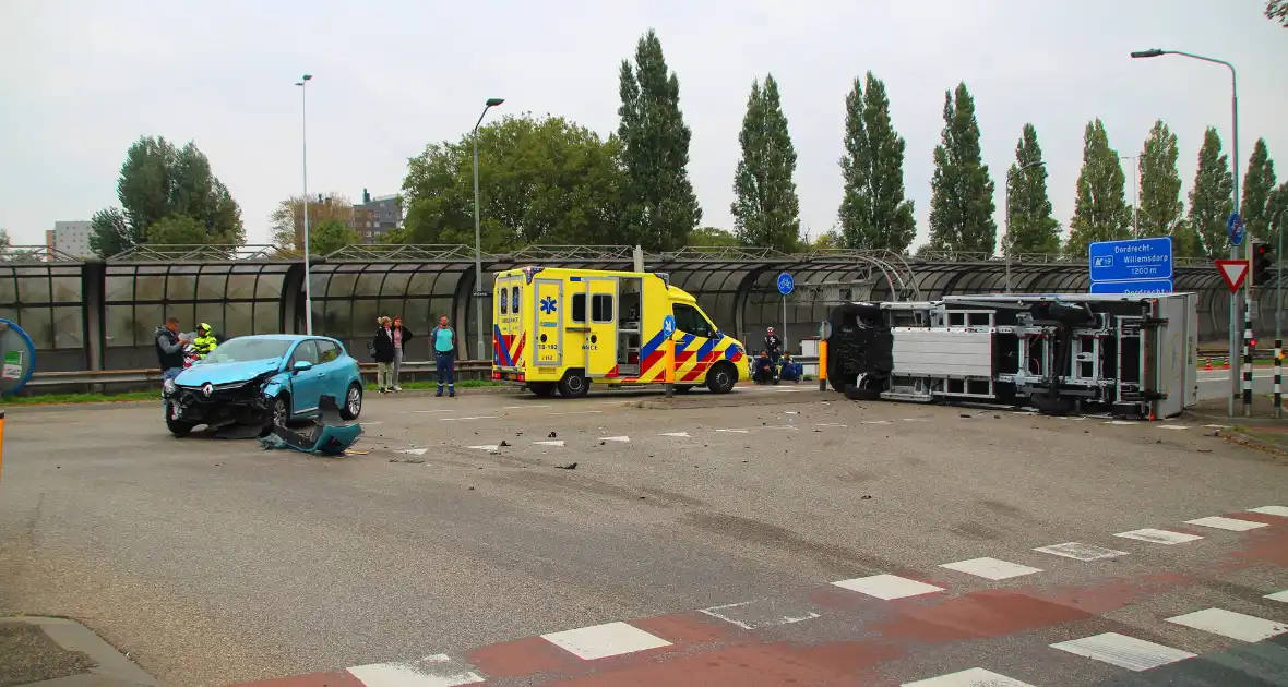 Vrachtwagen ondersteboven na aanrijding met auto - Foto 1