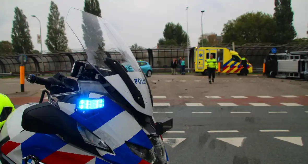 Vrachtwagen ondersteboven na aanrijding met auto - Foto 2