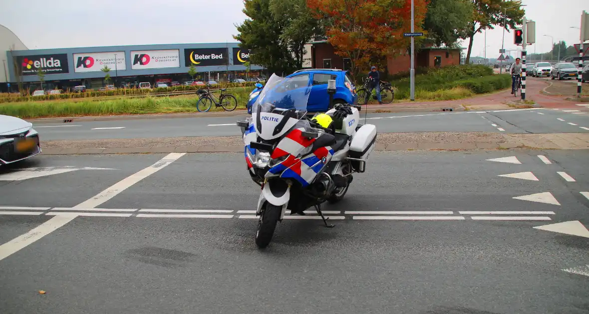Vrachtwagen ondersteboven na aanrijding met auto - Foto 3