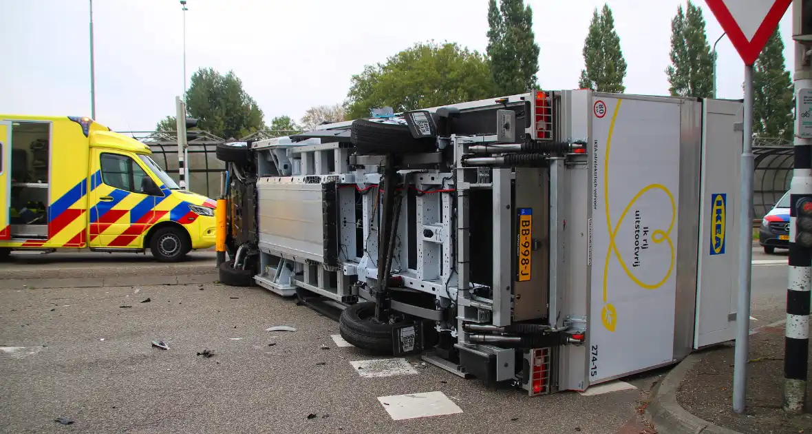 Vrachtwagen ondersteboven na aanrijding met auto - Foto 4