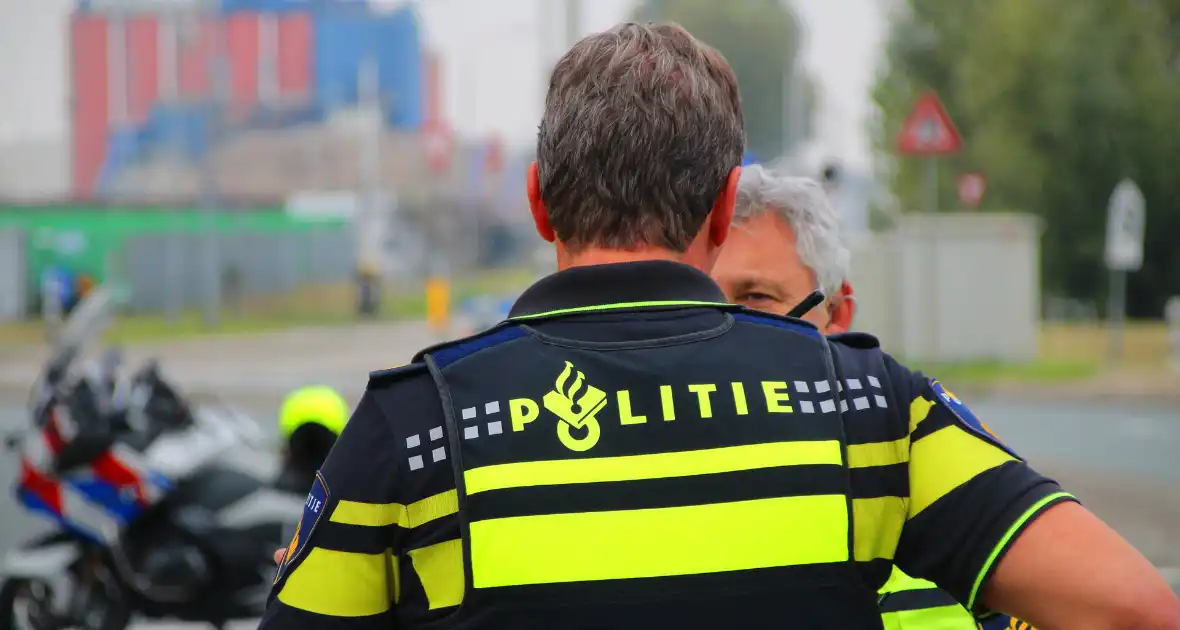 Vrachtwagen ondersteboven na aanrijding met auto - Foto 5