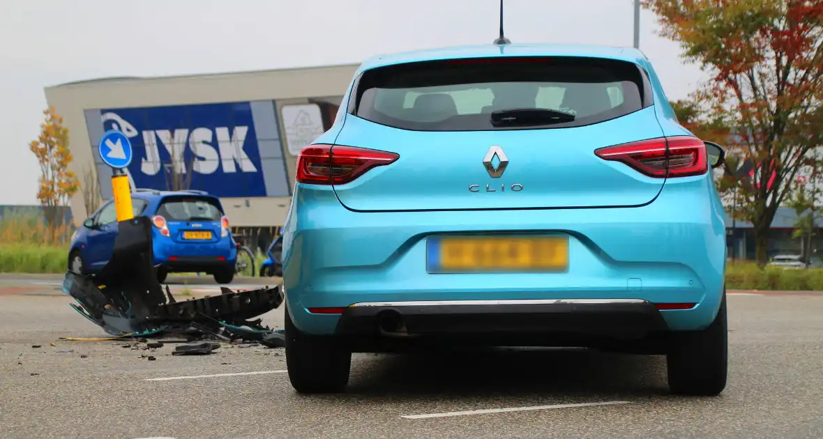 Vrachtwagen ondersteboven na aanrijding met auto - Foto 6