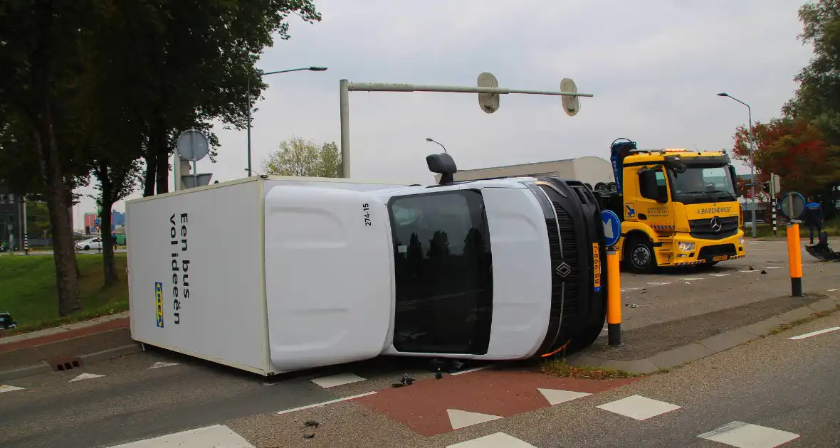 Vrachtwagen ondersteboven na aanrijding met auto - Foto 7