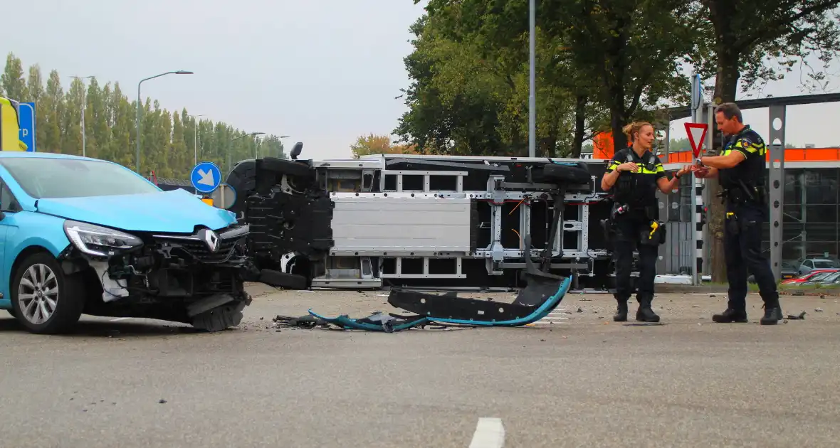 Vrachtwagen ondersteboven na aanrijding met auto - Foto 8